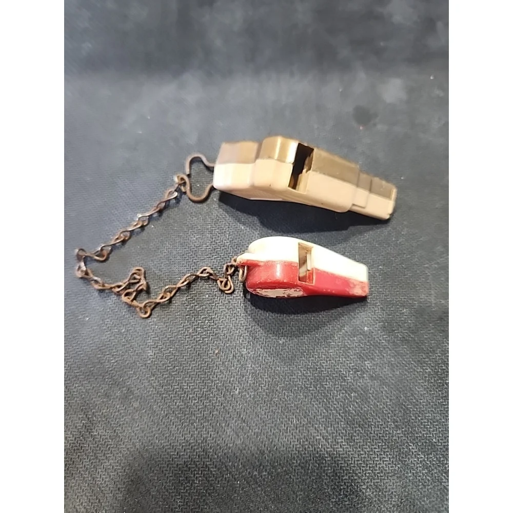 VINTAGE PISTOL SHAPE PLASTIC WHISTLE (MADE IN USA PAT PEND)